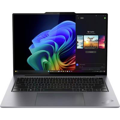 Ein Laptop mit einem Startbildschirm zeigt das Windows-Logo. Auf der rechten Seite ist ein offenes Copilot-Programm mit Bildern.
