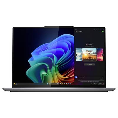 Ein Laptop zeigt einen Startbildschirm mit einem Copilot-Feature, das kreative Bild-Optionen anzeigt. Hintergrund ist ein buntes Windows-Logo.