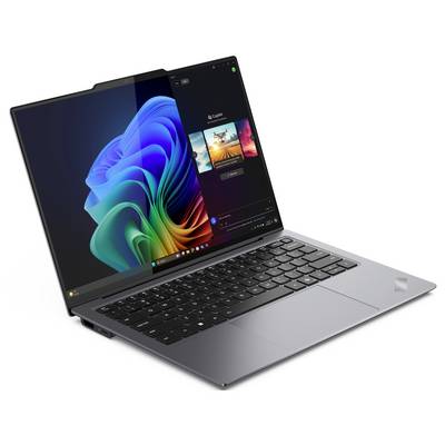 Ein moderner Laptop mit buntem, wellenförmigem Hintergrundbild auf dem Bildschirm. Das Gerät steht auf einem Tisch in einer seitlichen Ansicht.