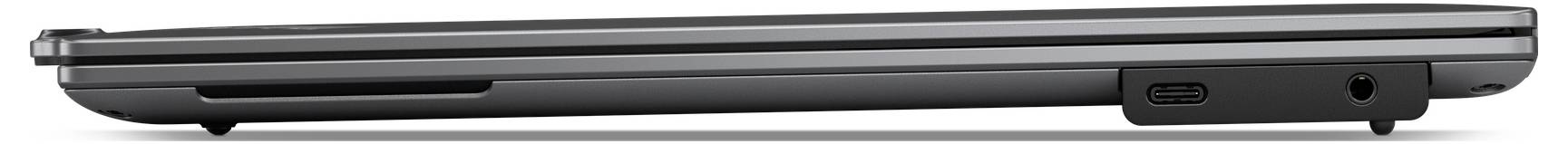 Ein geschlossener Laptop von der Seite, schlankes Design, mit USB-Port und Netzteilanschluss sichtbar.