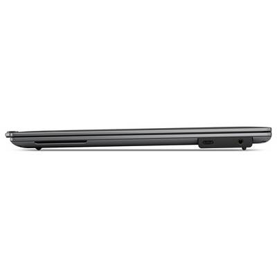 Ein geschlossener Laptop von der Seite, schlankes Design, mit USB-Port und Netzteilanschluss sichtbar.