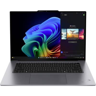 Ein Laptop mit Windows-Betriebssystem zeigt den Desktop-Hintergrund mit einem bunten Design, rechts ist die Copilot-Anwendung geöffnet.