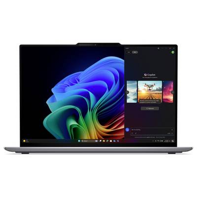 Ein Laptopbildschirm zeigt ein buntes Windows 11-Hintergrundbild. Rechts ist das Copilot-Fenster geöffnet, bereit für den Einsatz.