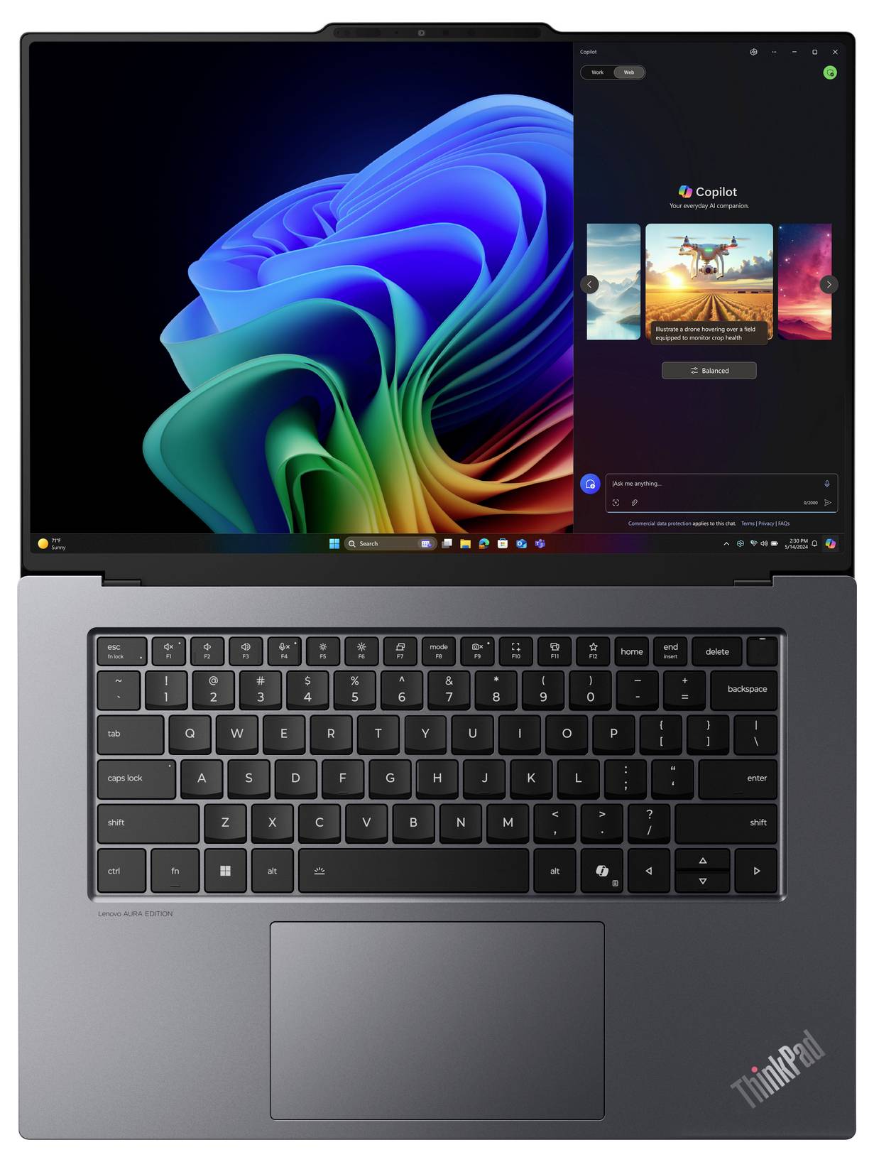Laptop mit geöffnetem Bildschirm zeigt Windows-Betriebssystem und die Anwendung 'Copilot' auf der Seite. Tastatur und Trackpad sichtbar.