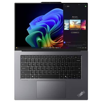 Laptop mit geöffnetem Bildschirm zeigt Windows-Betriebssystem und die Anwendung 'Copilot' auf der Seite. Tastatur und Trackpad sichtbar.