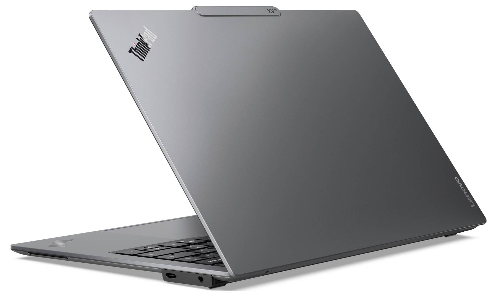 'Ein geöffnetes graues Laptop von hinten, auf einem Tisch platziert. Das Design ist schlicht und modern.'