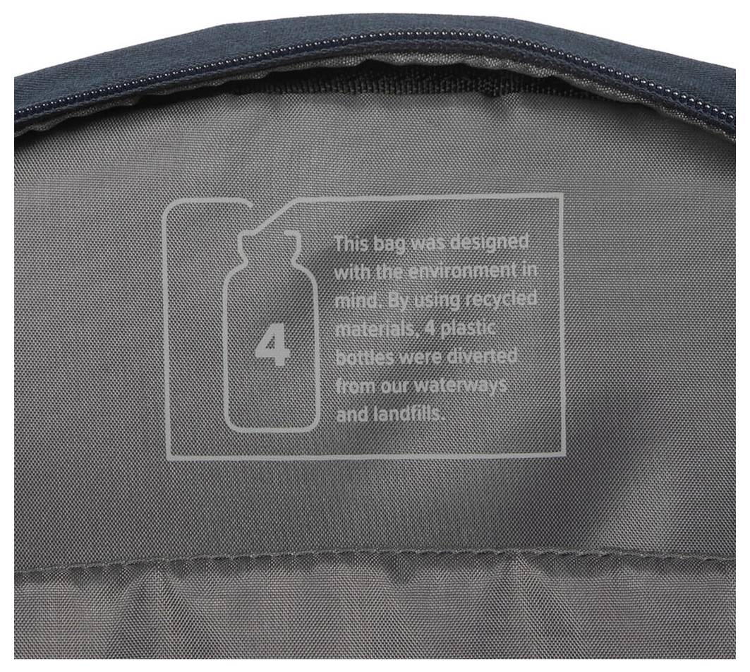 Eine Tasche aus recyceltem Material; 4 Plastikflaschen wurden von Wasserwegen und Deponien umgeleitet.