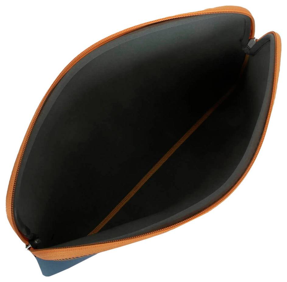 Offene Tasche mit orangefarbenem Reißverschluss und dunkelgrauem Innenfutter.