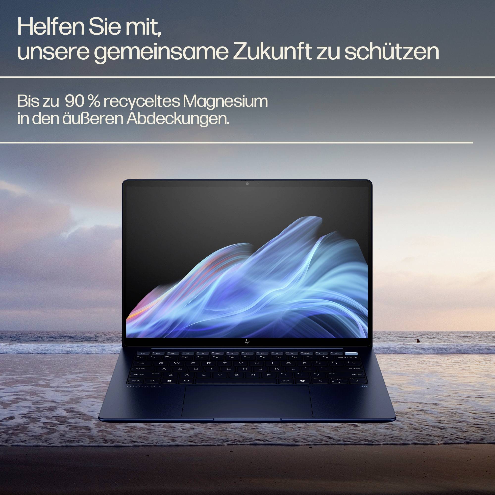 Ein Laptop auf einem Tisch. Text oben: 'Helfen Sie mit, unsere gemeinsame Zukunft zu schützen'. Magnesium zu 90 % recycelt.