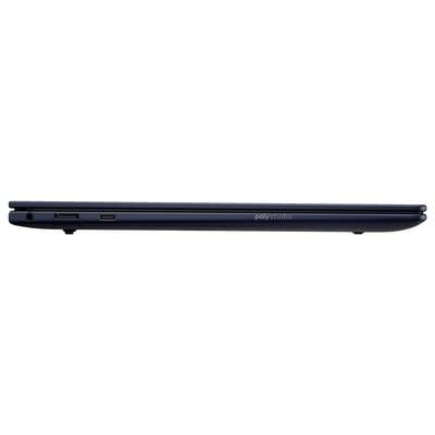 Ein geschlossener Laptop in dunklem Blau, seitlich betrachtet. Auf der Seite sind mehrere Anschlüsse sichtbar.