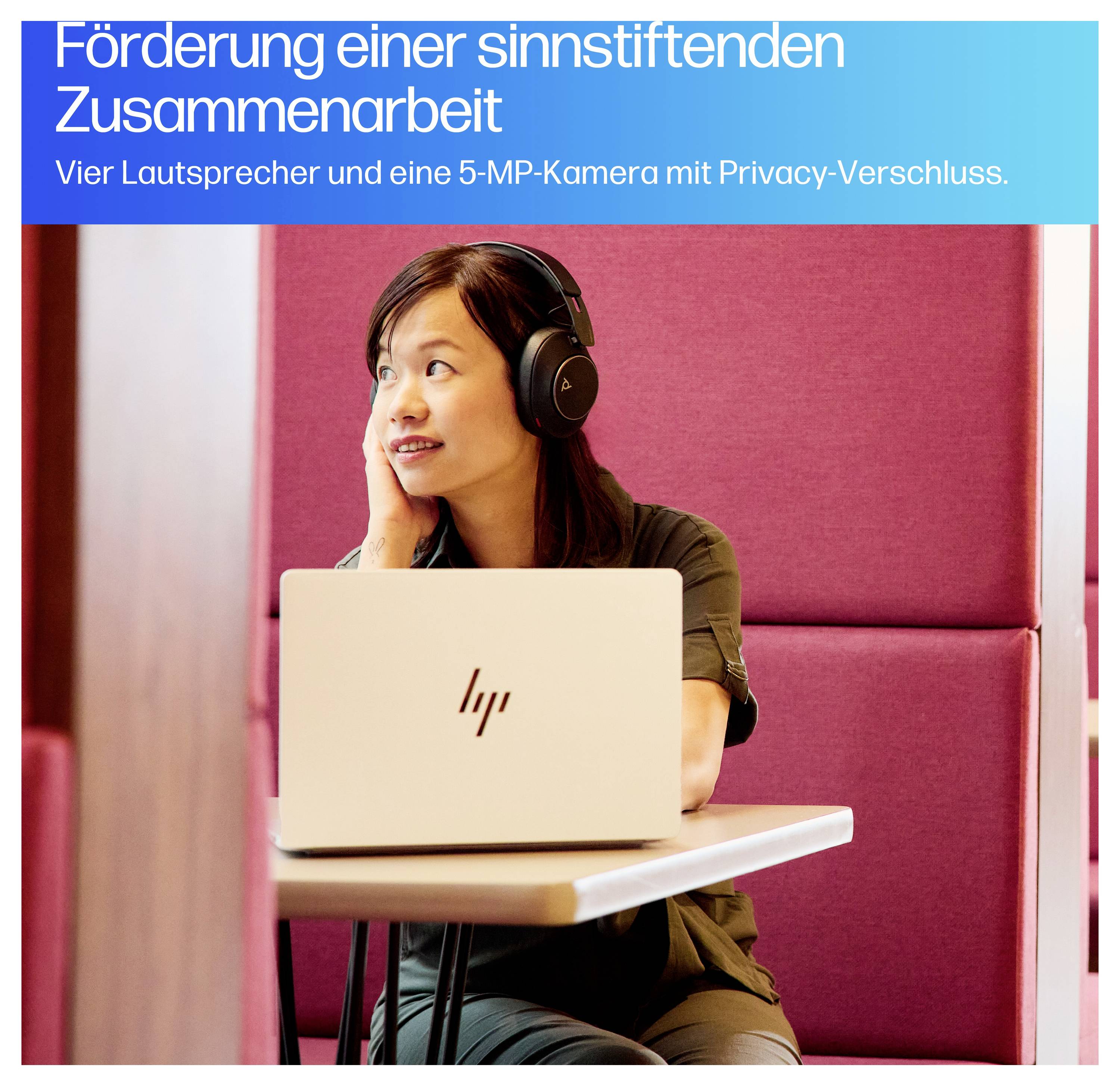 Eine Frau mit Kopfhörern sitzt an einem Tisch und nutzt einen Laptop, daneben der Text 'Förderung einer sinnstiftenden Zusammenarbeit'.