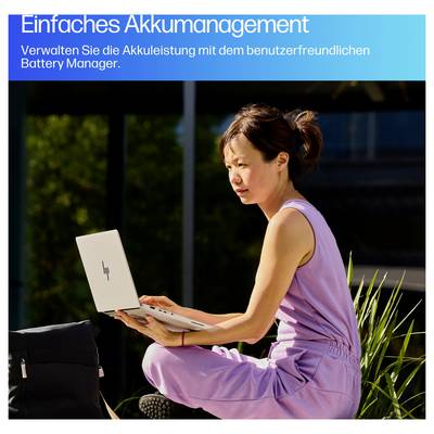 Frau mit rosa Overall sitzt draußen, arbeitet an einem Laptop. Text oben: 'Einfaches Akkumanagement: Verwalten Sie die Akkuleistung.'