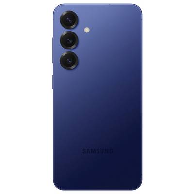 Ein blaues Smartphone von Samsung mit drei Kameras und einem Blitz auf der Rückseite.