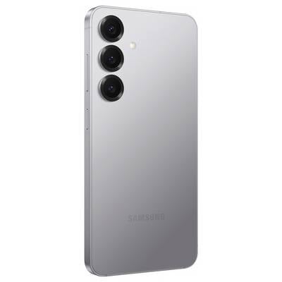 Ein silbernes Smartphone mit drei Kameralinsen und einem LED-Blitz auf der Rückseite, markiert mit dem Markennamen.