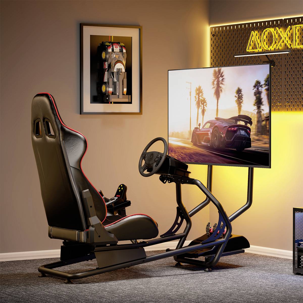 Gaming-Sitz mit Lenkrad und Pedalen vor einem großen Bildschirm, der ein Autorennen zeigt. Umgebung mit stimmungsvoller Beleuchtung und Dekoration.