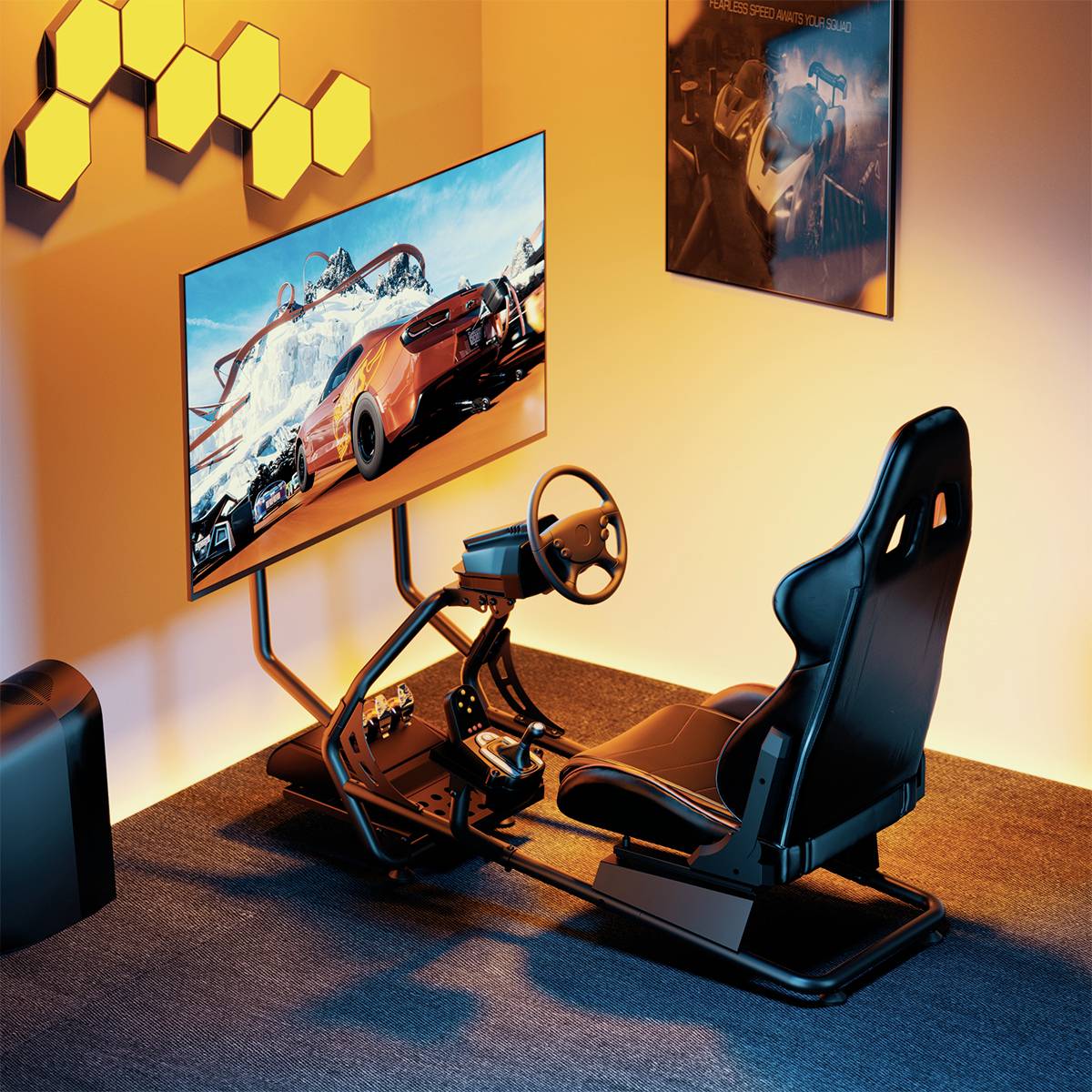 Ein moderner Gaming-Simulatorsitz mit Lenkrad und Pedalen steht in einem Raum. Vor dem Sitz hängt ein großer Monitor, der ein Autorennen zeigt.