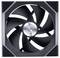 Schwarzer Computerlüfter in quadratischem Rahmen, sechs Flügel sichtbar, silbernes Logo in der Mitte.