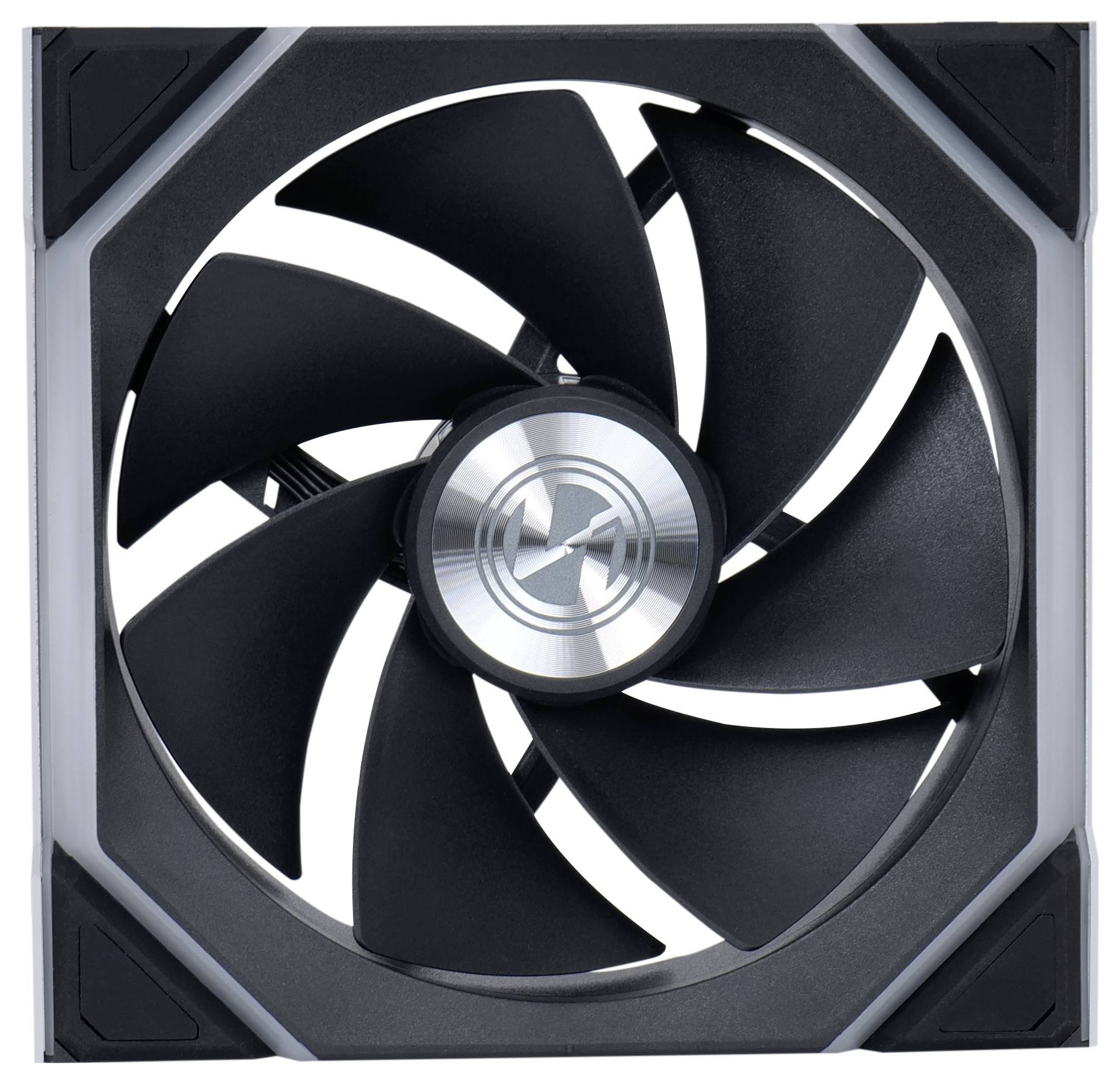 Schwarzer Computerlüfter mit fünf Flügeln, zentralem Logo und silberner Nabe. Quadratischer Rahmen mit montierten Ecken.