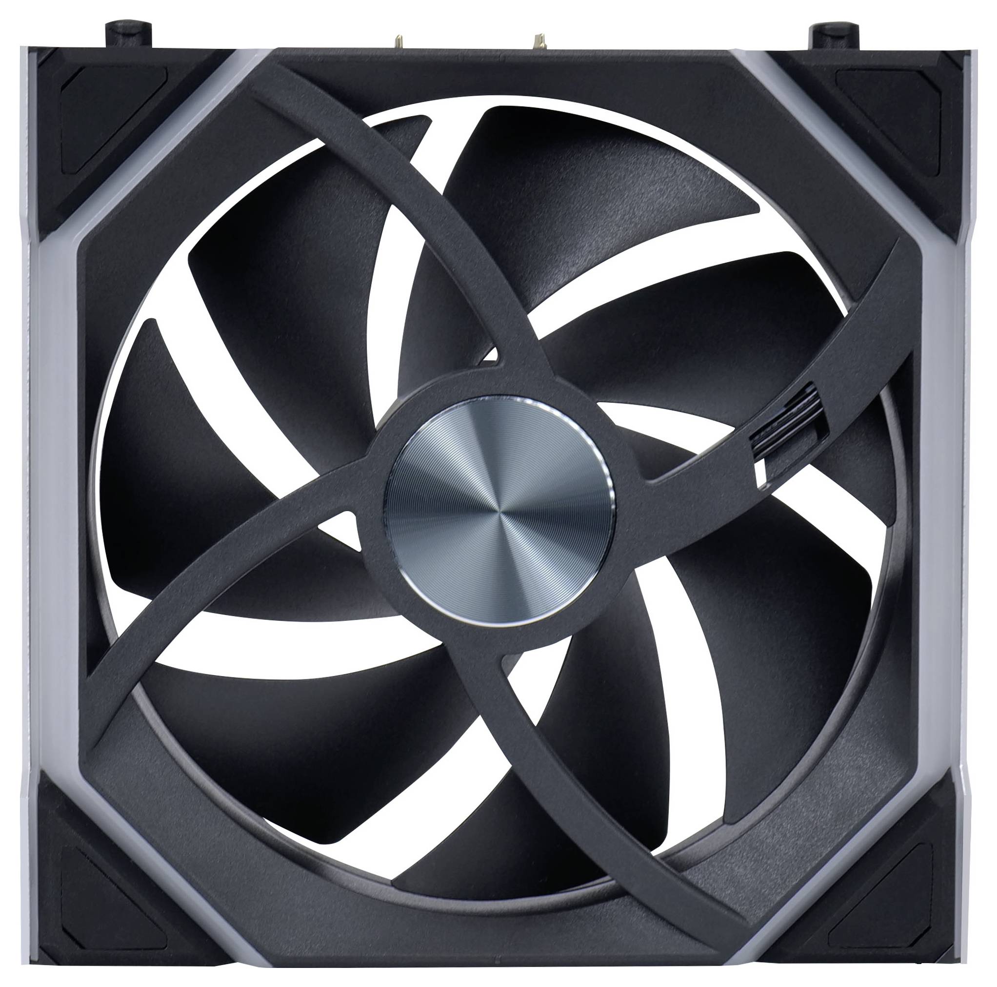 Ein großer Computerlüfter in quadratischem Gehäuse mit schwarz-weißen Lüfterblättern und metallischem Zentrum.
