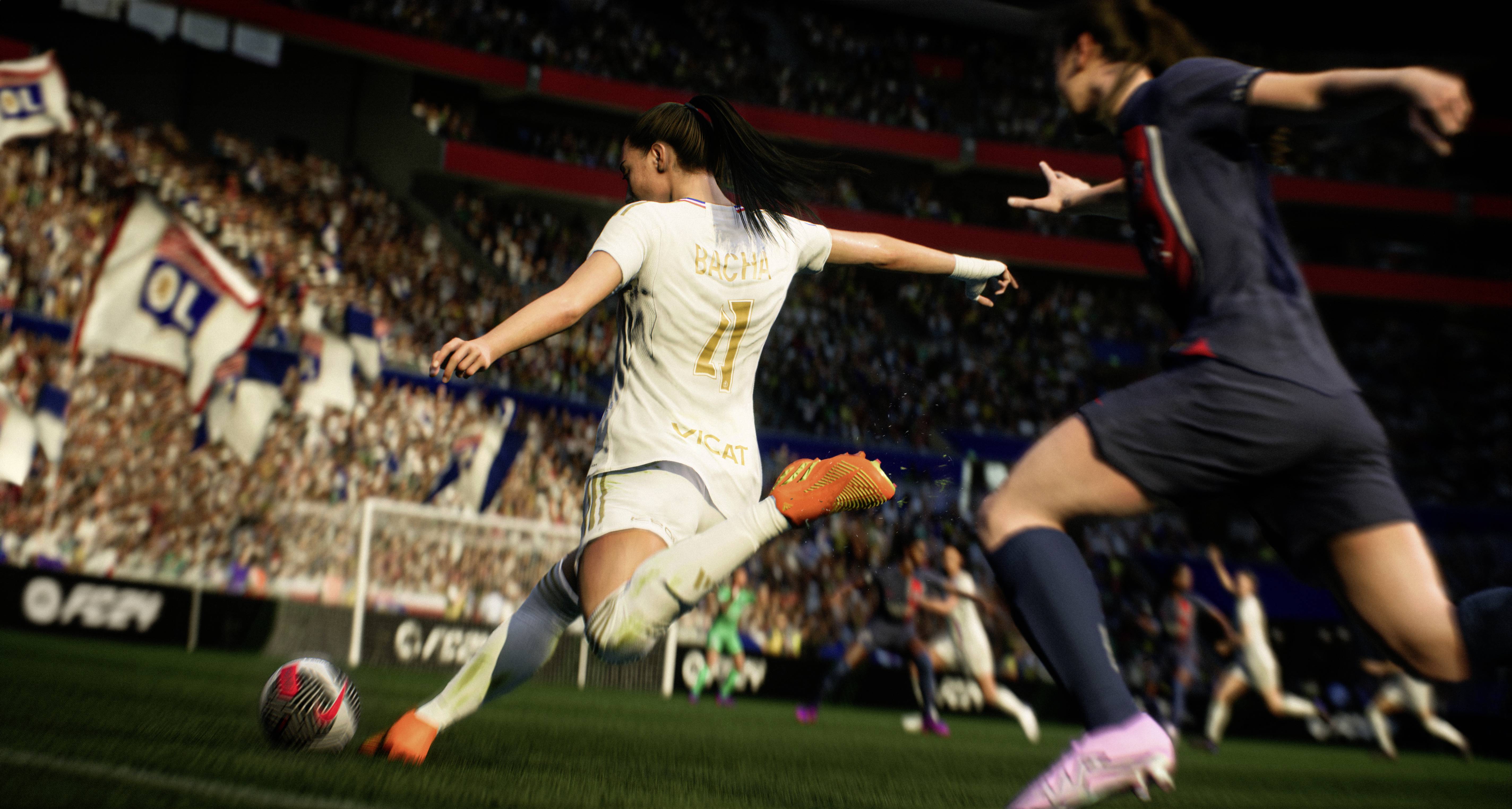 Zwei Fußballspielerinnen in Aktion auf einem Spielfeld, umgeben von einer jubelnden Menschenmenge im Stadion. Spannung im Spiel.