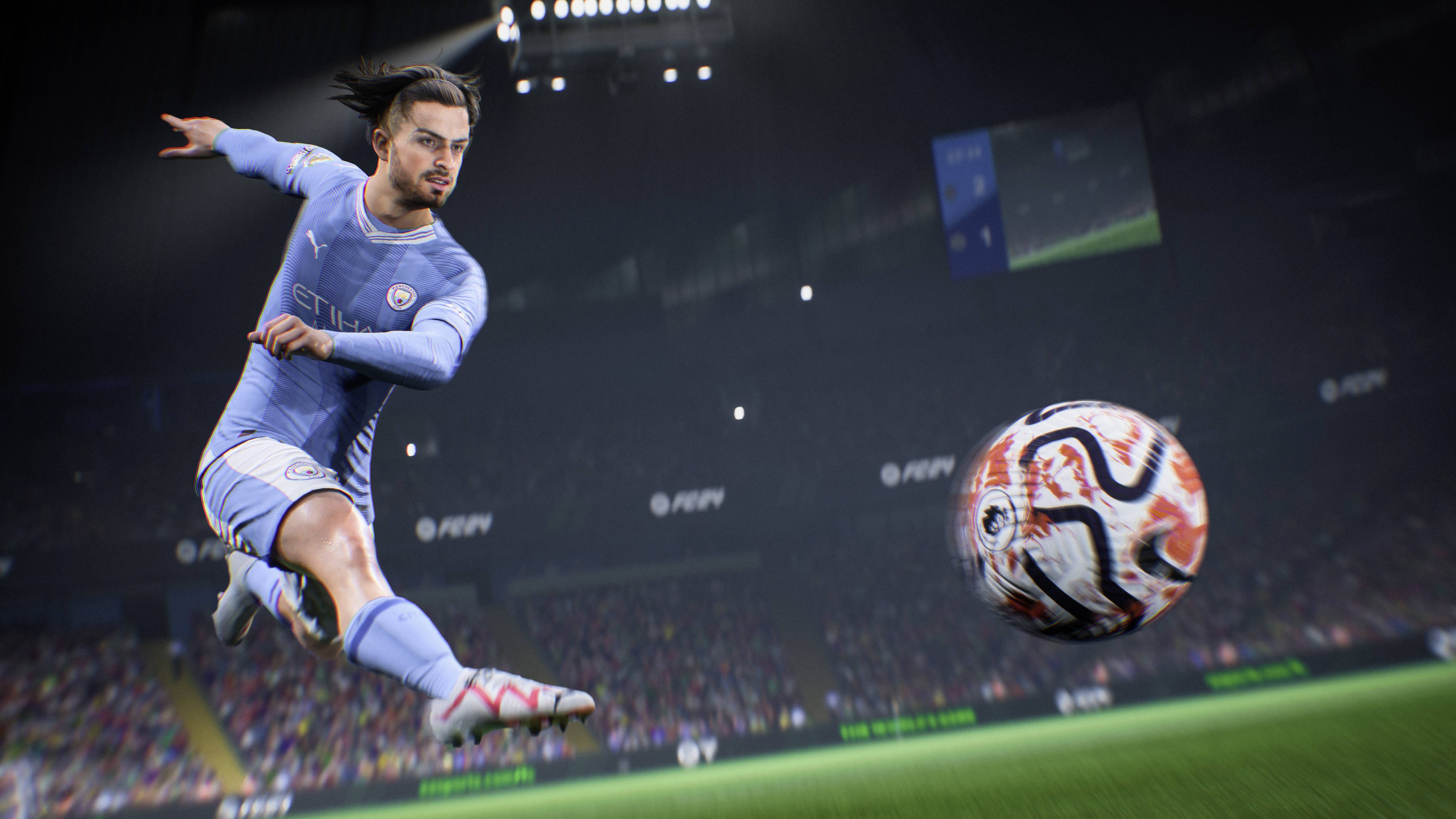 Ein Fußballspieler in hellblauem Trikot tritt im Fliegen den Ball im Stadion. Stadionlichter und Zuschauer sind im Hintergrund sichtbar.