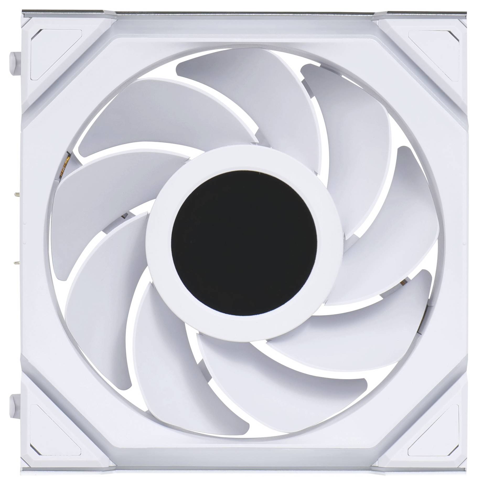 Ein weißer Computergehäuselüfter mit mehreren Lüfterblättern, zentriert in der Mitte des Bildes und in quadratischem Gehäuse montiert.