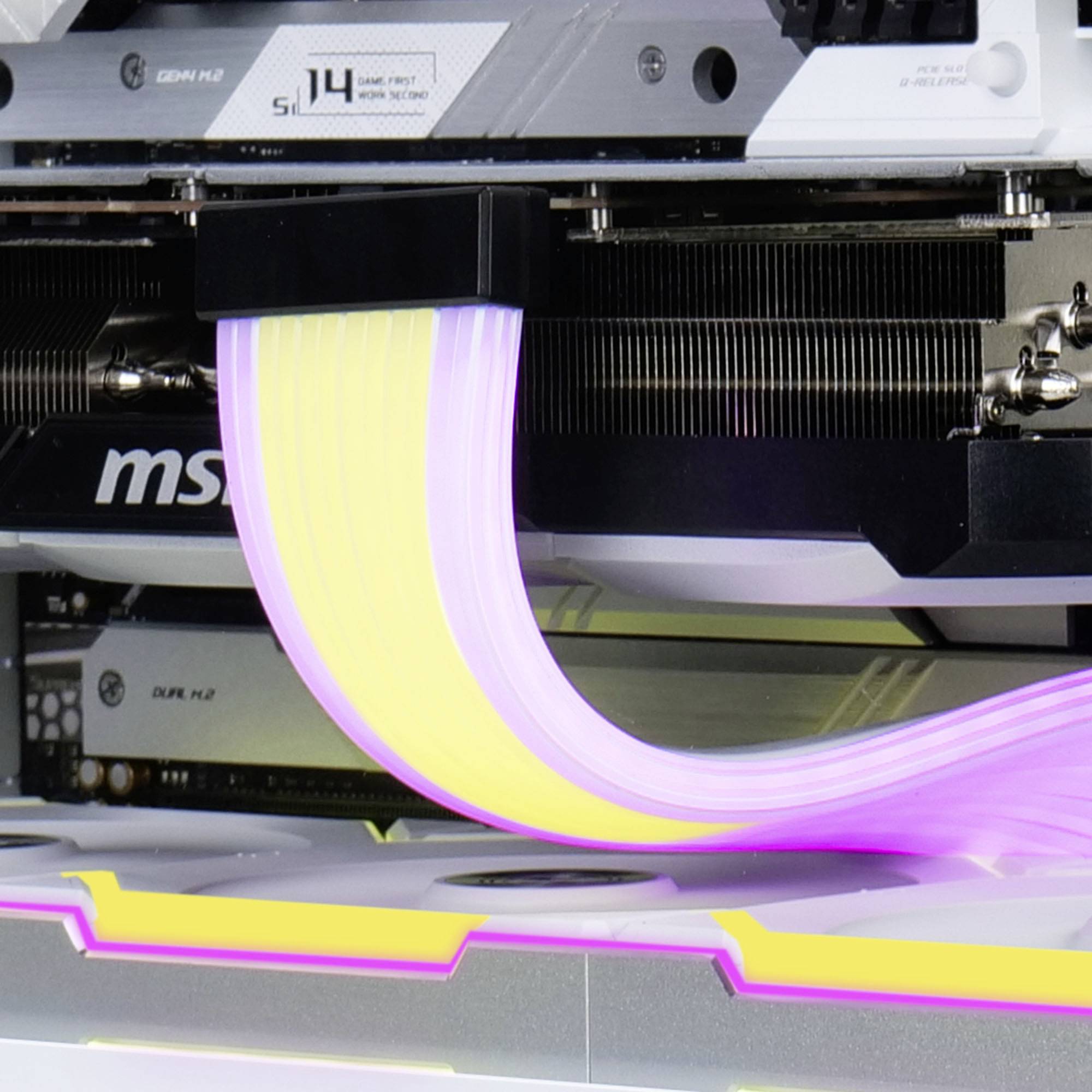 Ein Computer mit leuchtenden, neonfarbenen Kabeln im Inneren, die Technologie und Modernität betonen.