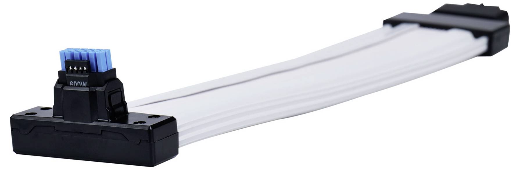 Ein weißes, flaches Kabel mit schwarzem Stecker an jedem Ende, das zur Verbindung von elektronischen Geräten verwendet wird.