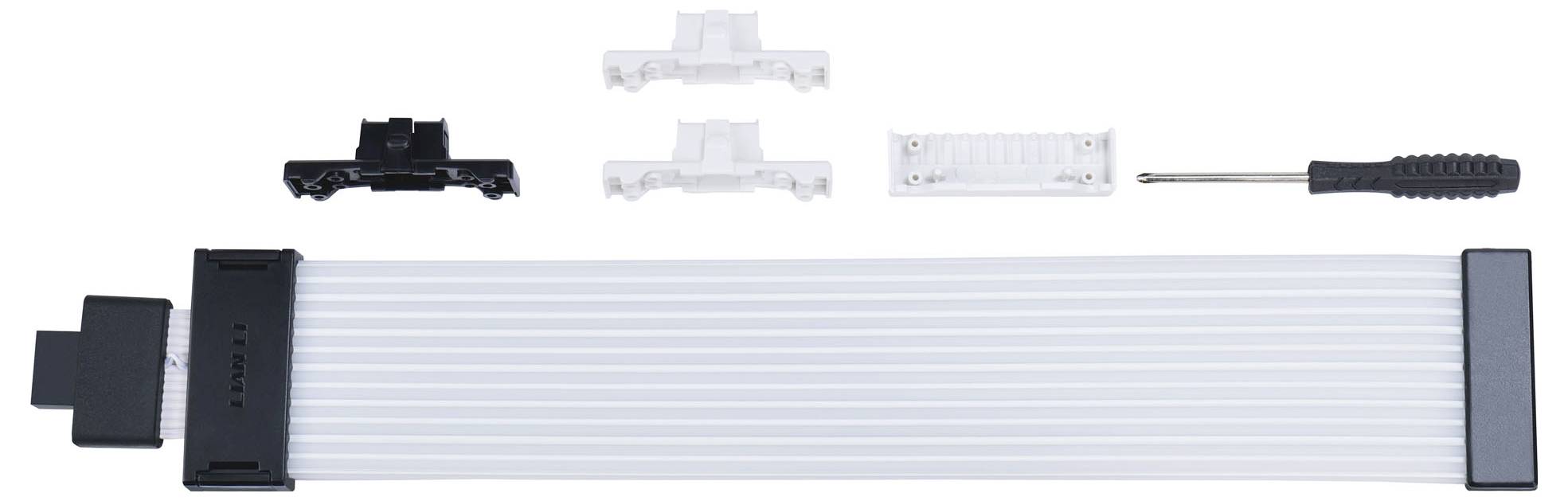 Kabel-Erweiterungskit mit langem weißen Flachkabel, schwarzer Steckverbindung, zwei weißen Halterungen, einer schwarzen Halterung, transparenten Klemme und kleinem Schraubendreher.