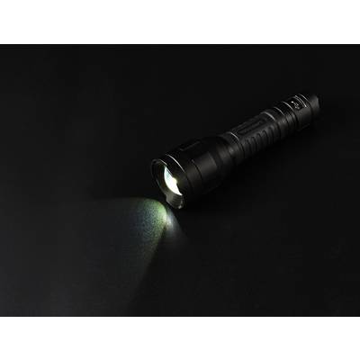 Taschenlampe strahlt Licht auf dunklem Hintergrund, symbolisiert Beleuchtung oder Suche in Dunkelheit.