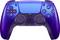 Ein blau-violetter Gamecontroller mit Tasten und Joysticks.
