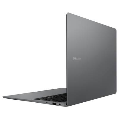 Ein dünner, geöffneter Laptop in Grau, Marke Samsung, von der Seite gesehen.