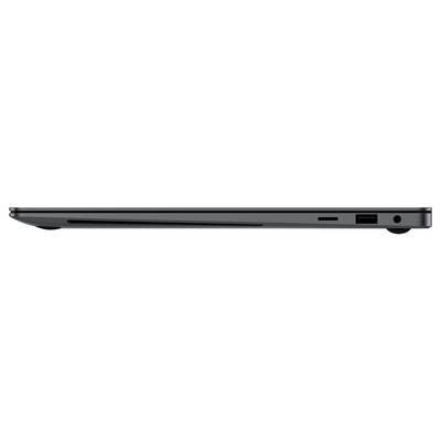 'Dünner seitlicher Blick auf einen geschlossenen Laptop mit verschiedenen Anschlüssen, darunter USB und HDMI.'