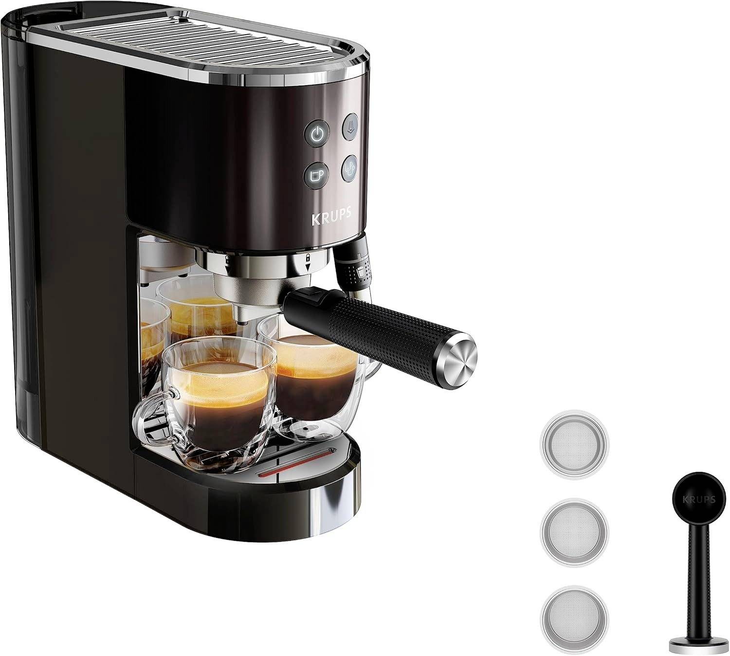 Espressomaschine mit zwei gefüllten Tassen. Zwei zusätzliche Einsätze und ein Stampfer rechts daneben.