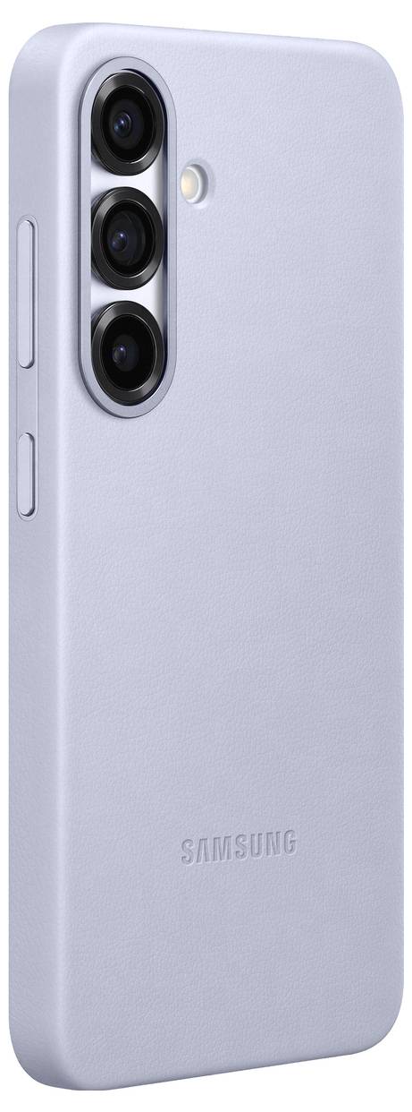 Ein Smartphone mit einer schlichten, hellgrauen Hülle und drei Kameralinsen auf der Rückseite. Die Marke ist unten eingeprägt.