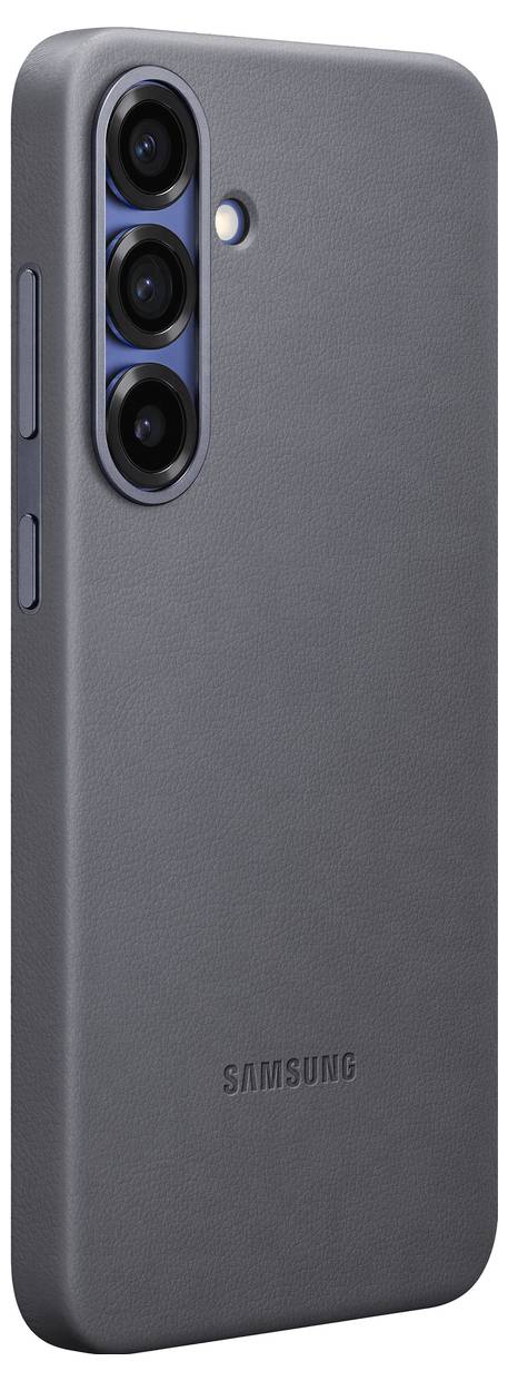 Smartphone mit dreifacher Kamera und grauer Hülle auf der Rückseite.