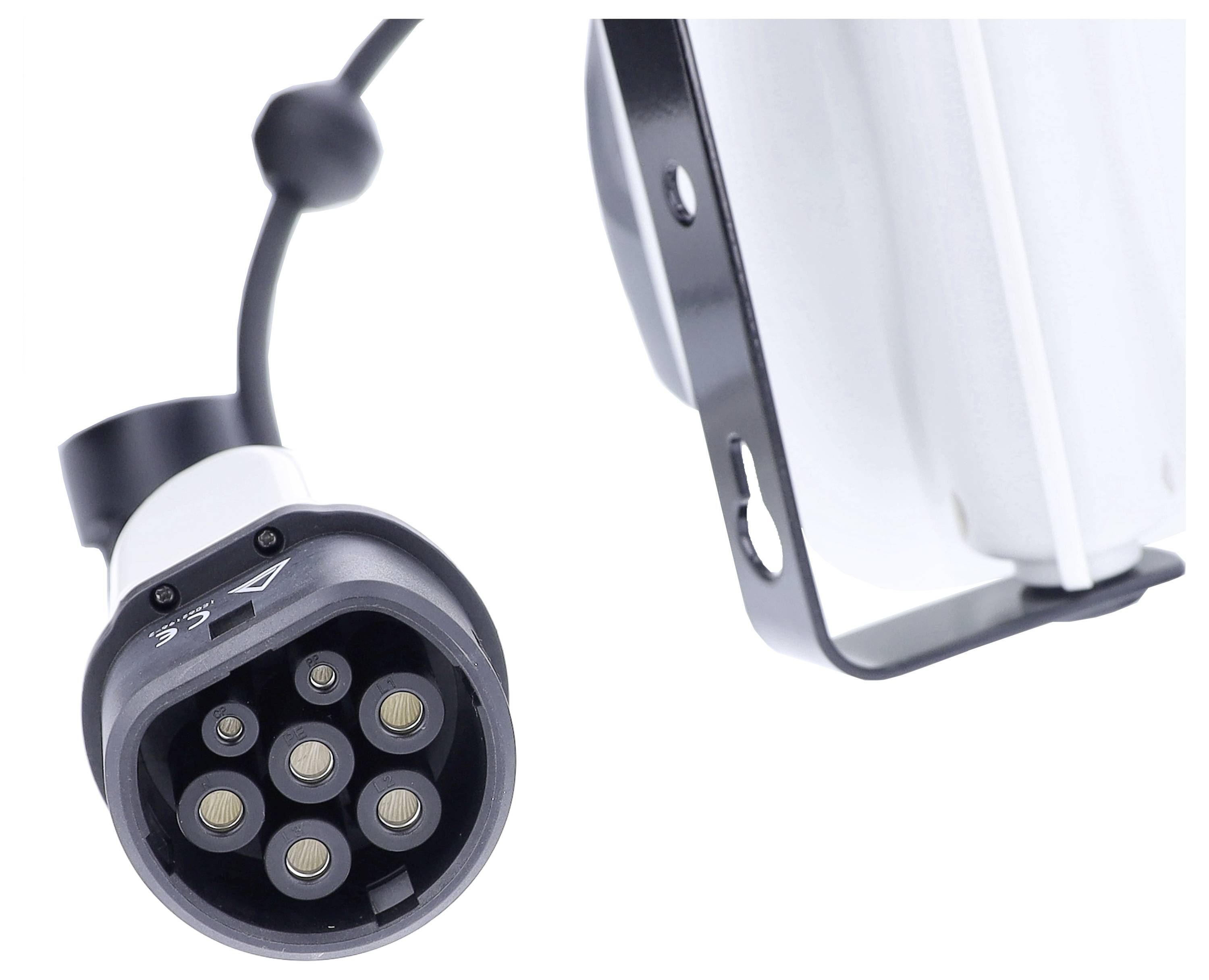 Nahaufnahme eines Elektrofahrzeug-Ladesteckers mit mehreren Stiften und einem Haken, der zur Aufbewahrung dient.