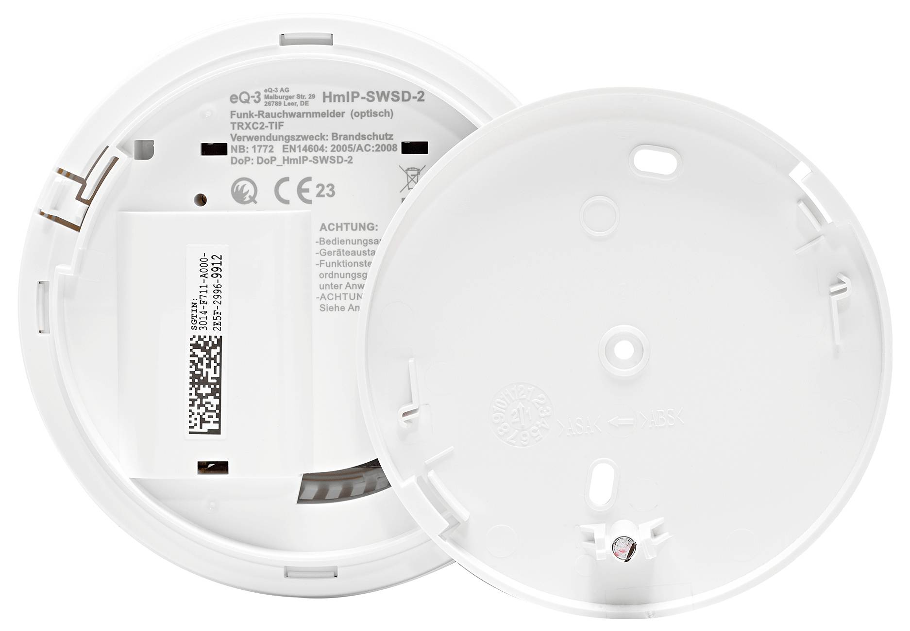 Rauchmelder mit abgenommener Rückseite zeigt Batteriefach und QR-Code im Inneren. Gerät für Brandschutz verwendet.