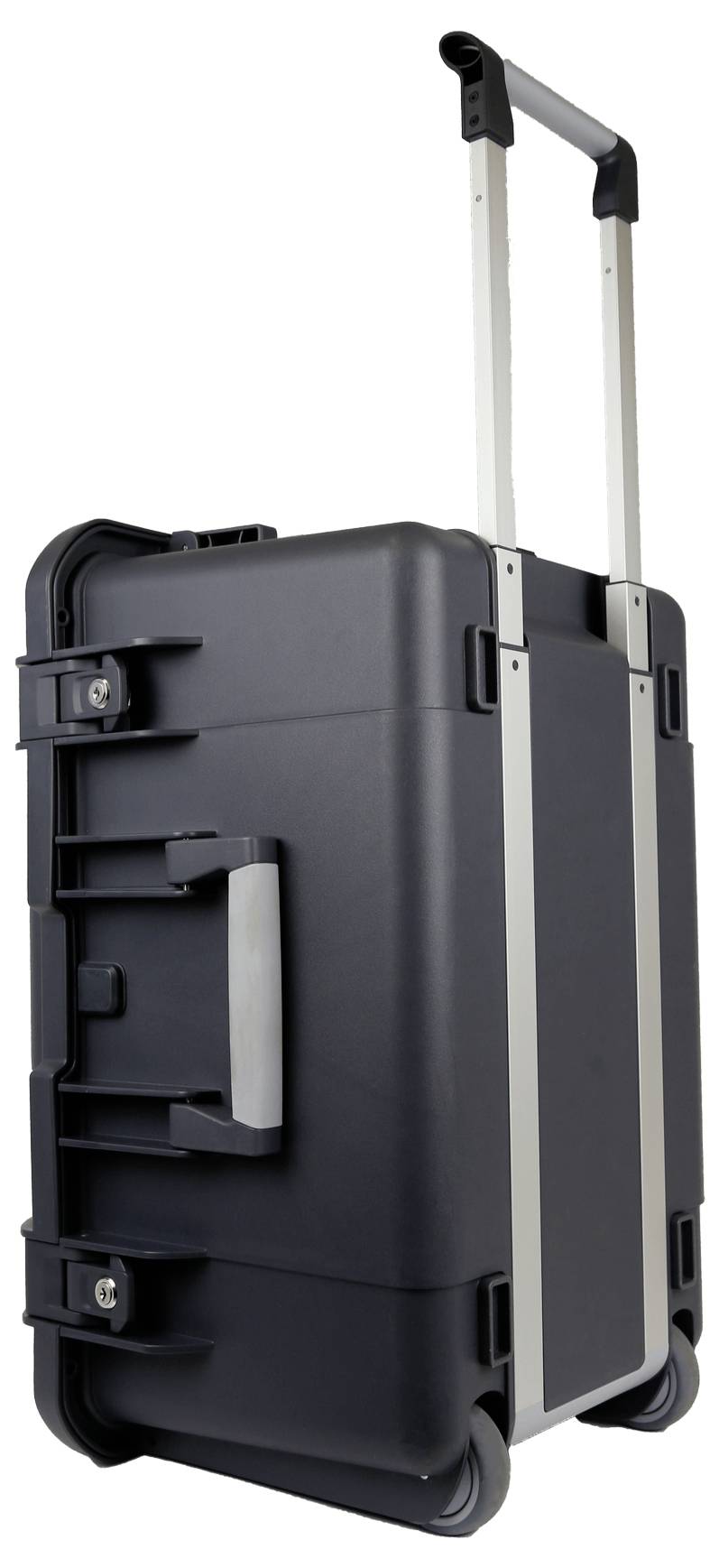 Schwarzer Rollkoffer mit silbernem Teleskopgriff und robustem Design, geeignet für Reisen oder den Transport von Ausrüstung.