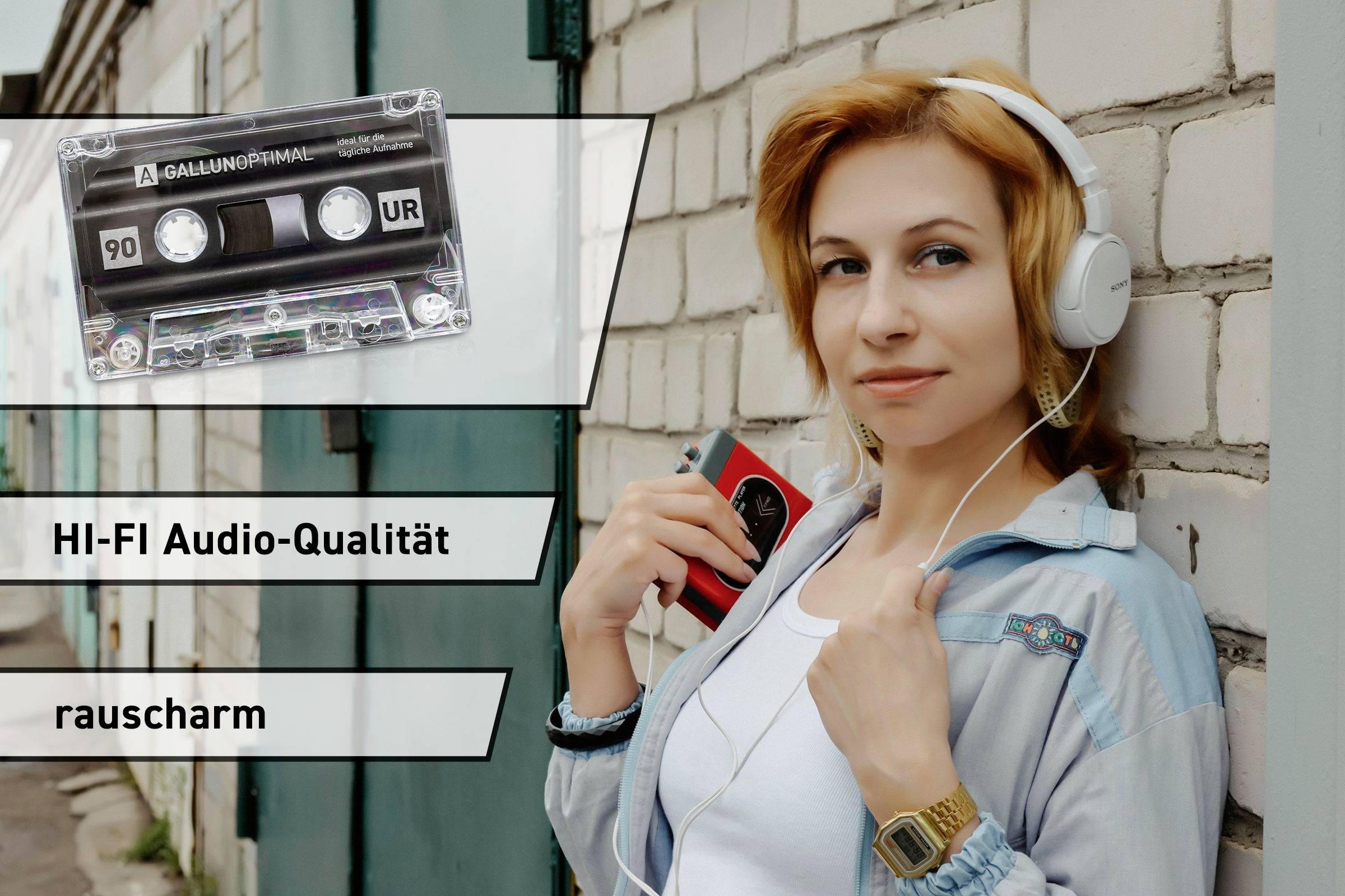Eine Frau hört Musik mit einem tragbaren Kassettenspieler und Kopfhörern. Im Hintergrund öffnet sich eine Tür. Text im Bild: 'Hi-Fi Audio-Qualität, rauscharm'.