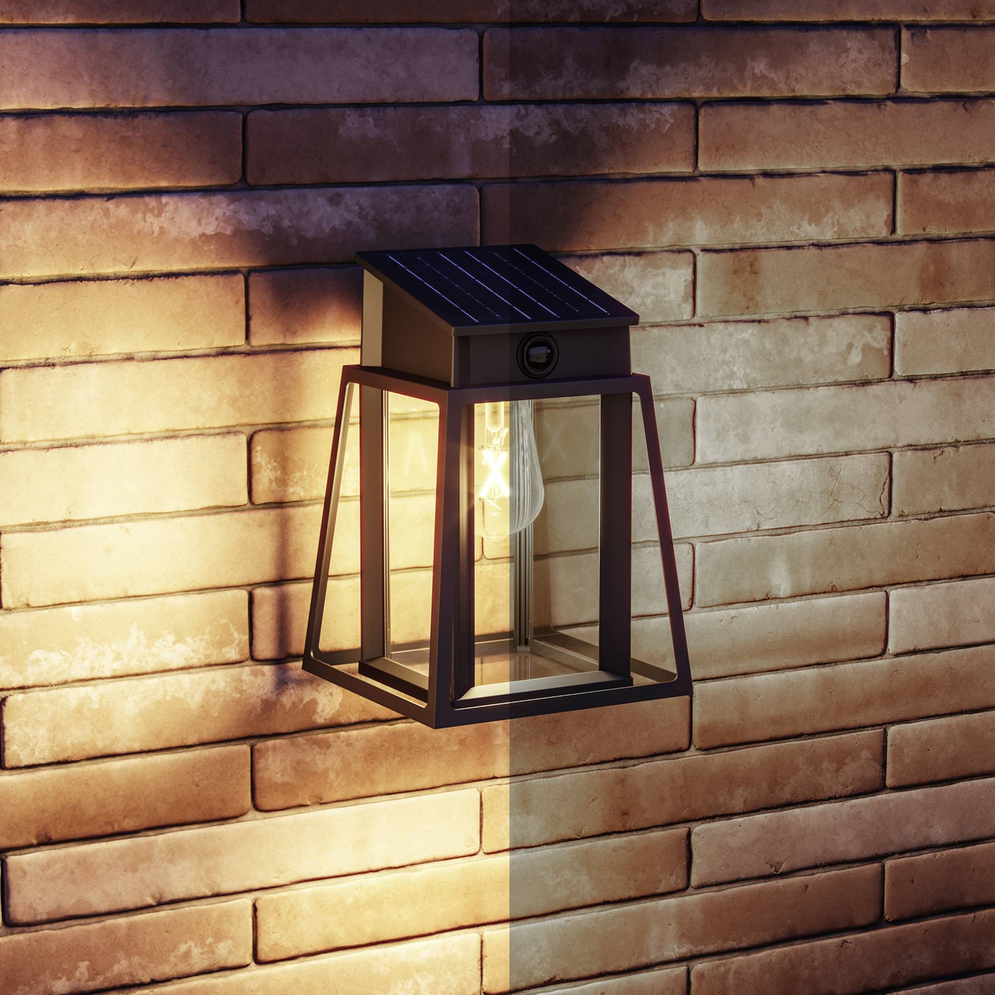 Solarbetriebene Wandleuchte mit Glühbirnendesign, montiert an einer Ziegelwand, strahlt warmes Licht aus.