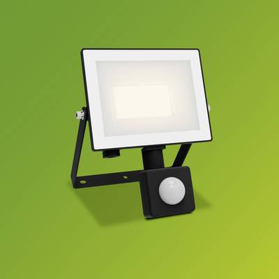 Ein rechteckiger LED-Strahler mit schwarzem Rahmen und integriertem Bewegungssensor, leuchtet hell auf grünem Hintergrund.