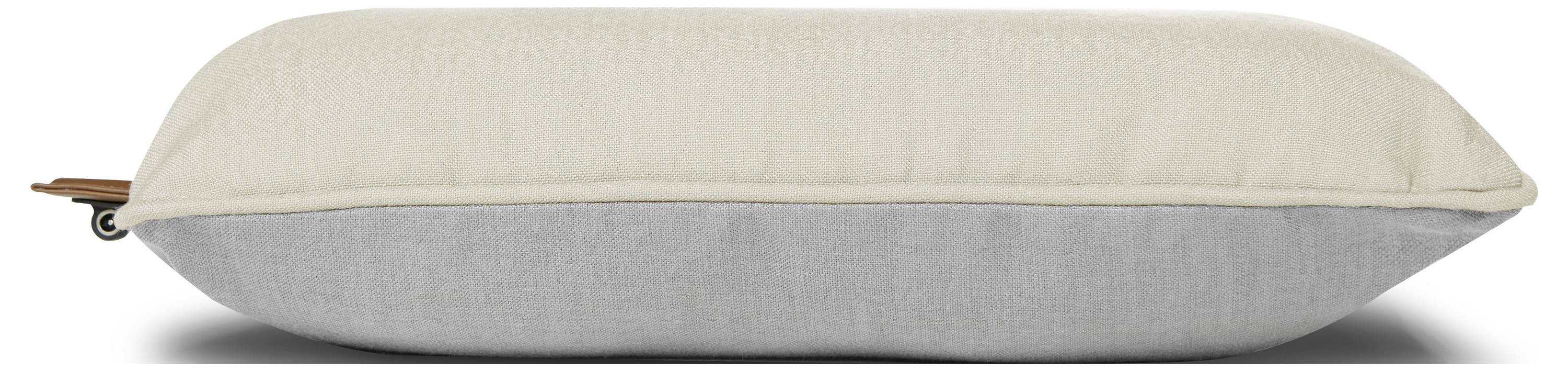 Ein rechteckiges Kissen mit beige Oberseite und grauer Unterseite, das stilvoll auf einer glatten Oberfläche liegt.