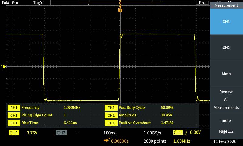 'Oszilloskop-Bildschirm mit gelber Wellenform. Angaben: Frequenz 1 MHz, Amplitude 20,45V, positive Überschwingung 1,471%.'