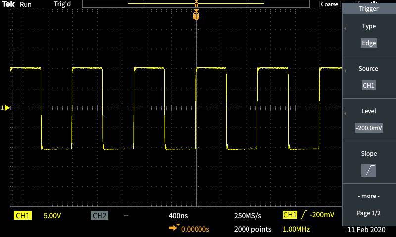 Oszilloskop-Anzeige mit einem Rechtecksignal bei 1 MHz, gelbe Linie zeigt Spannung über Zeit. Kanäle CH1 und CH2, Trigger 'Edge'.