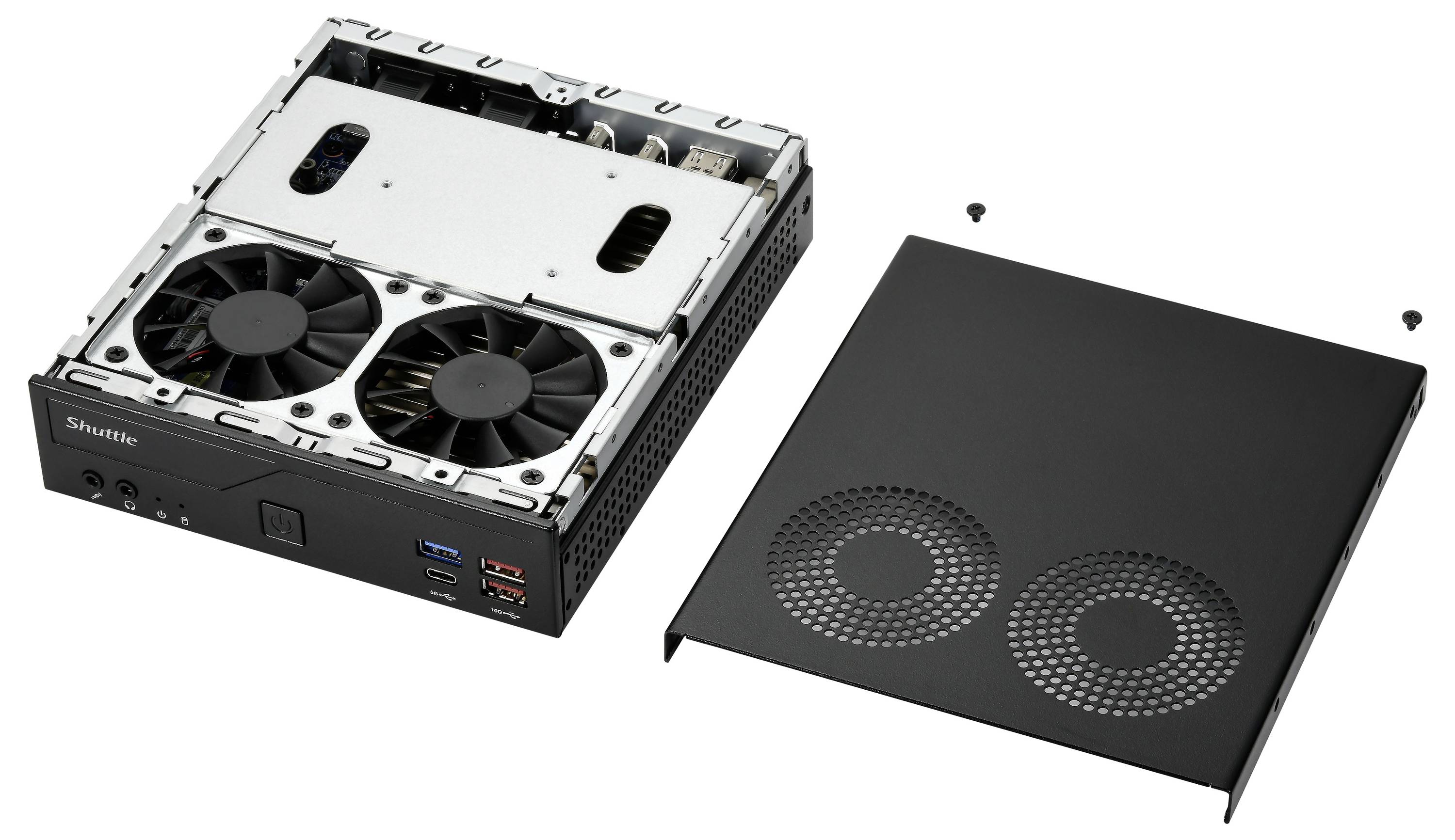 Ein geöffneter Mini-PC zeigt das Innere mit zwei Kühlventilatoren. Daneben liegt die abgenommene Gehäuseabdeckung.