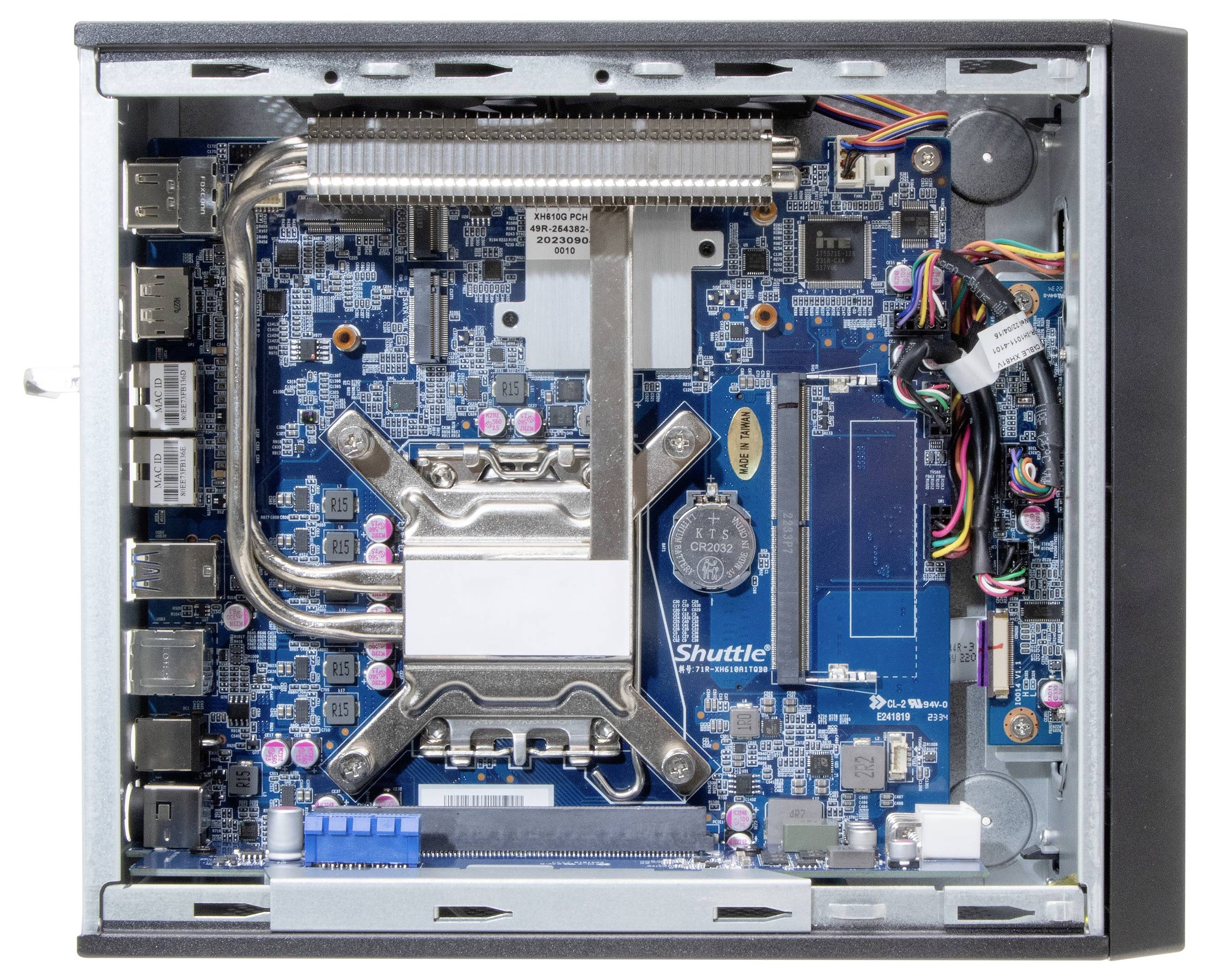 Das Bild zeigt das Innere eines offenen Computergehäuses mit sichtbaren Hauptplatine, Kabeln und Kühlvorrichtung.