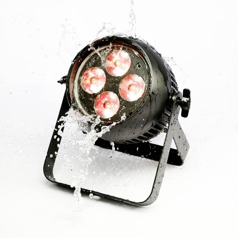 Ein runder Scheinwerfer mit fünf leuchtenden roten LEDs, aus denen Wasser spritzt. Der Scheinwerfer steht auf einem Metallgestell.