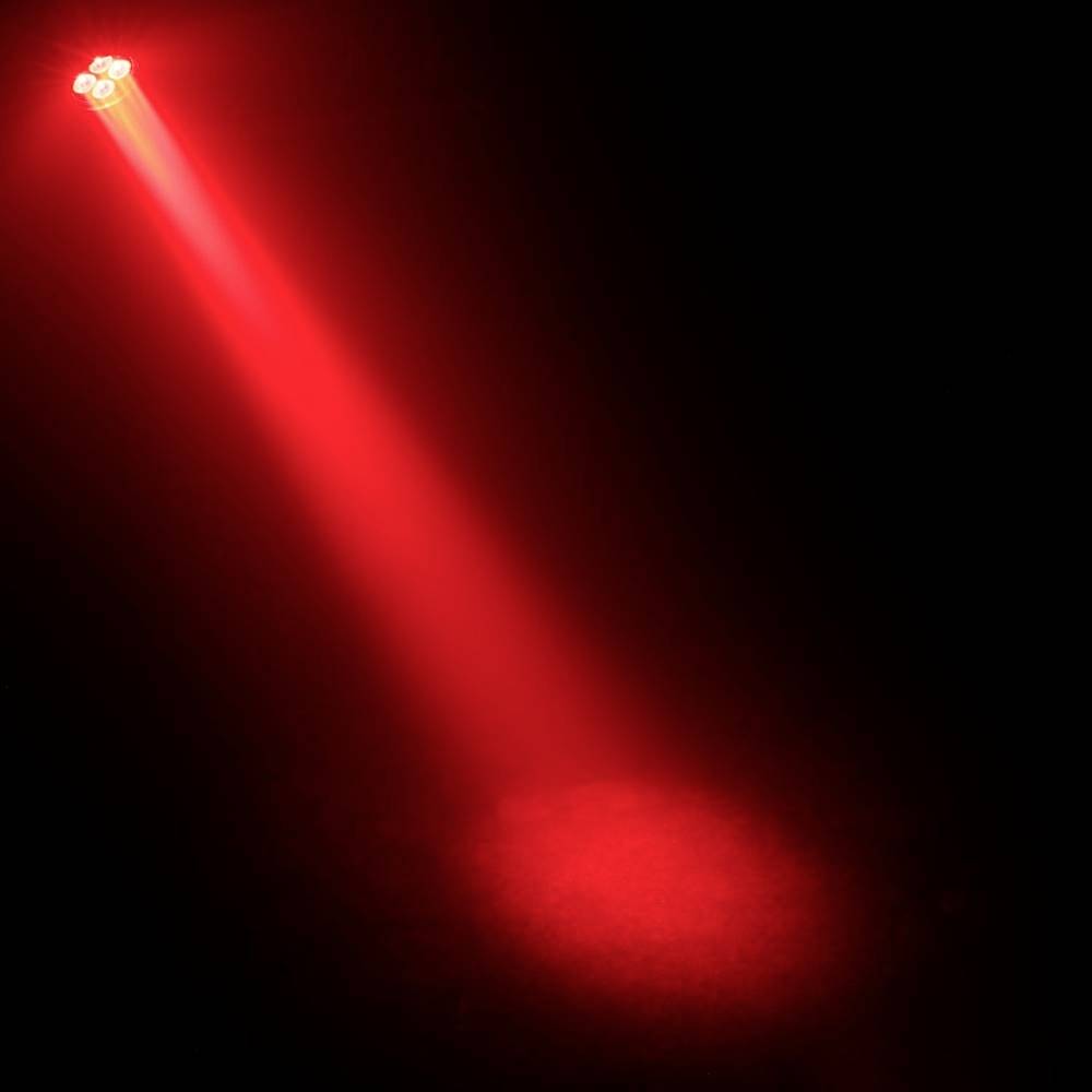 Ein intensiver roter Lichtstrahl strahlt diagonal von links oben nach rechts unten auf einem schwarzen Hintergrund ab.