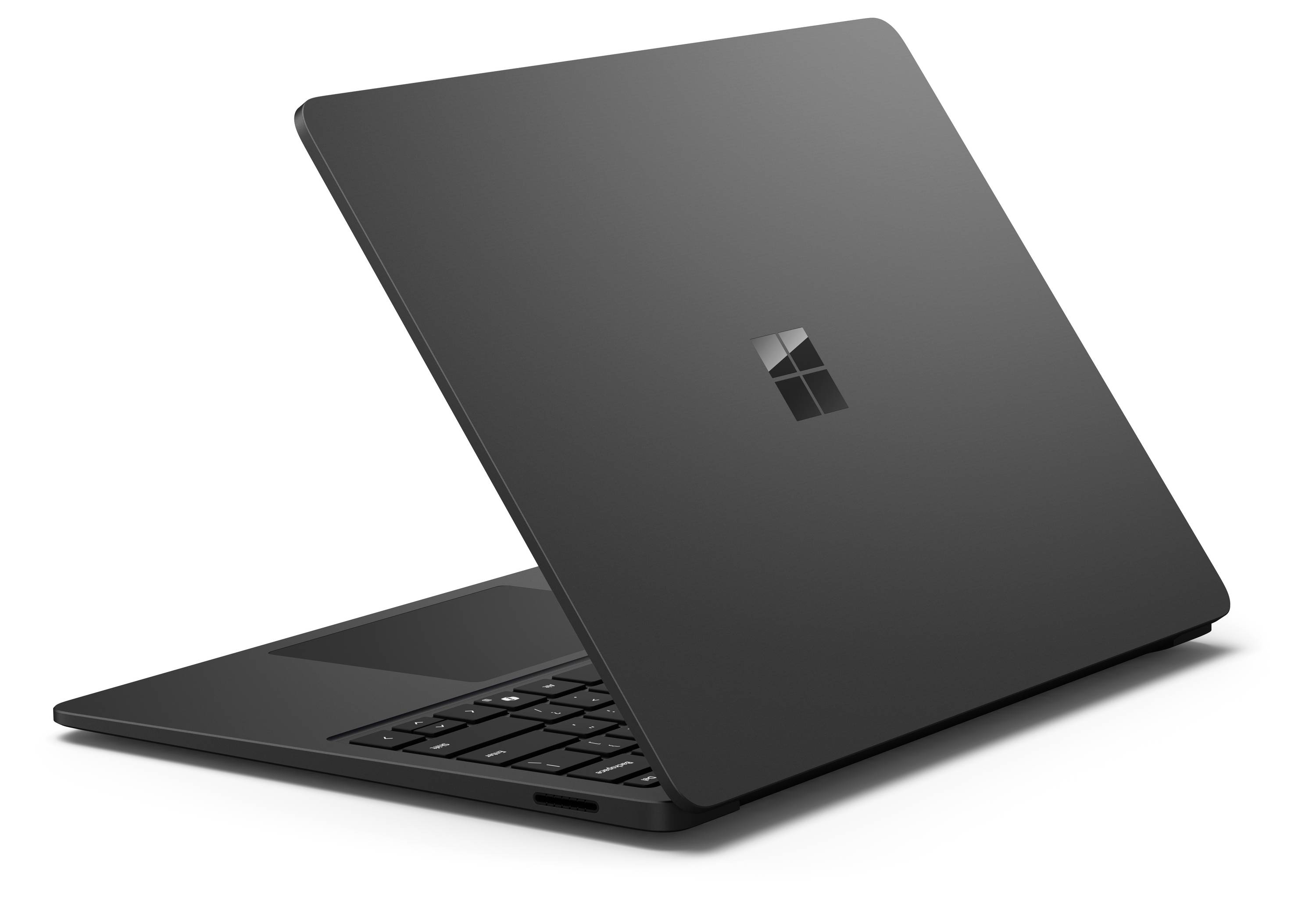 Ein schwarzer Laptop mit leicht geöffnetem Deckel, auf dessen Rückseite ein vierteiliges quadratisches Logo zentriert ist.